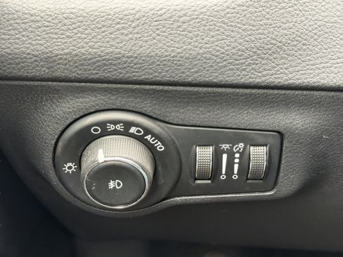 Used 2019 Jeep Compass Limited image 28