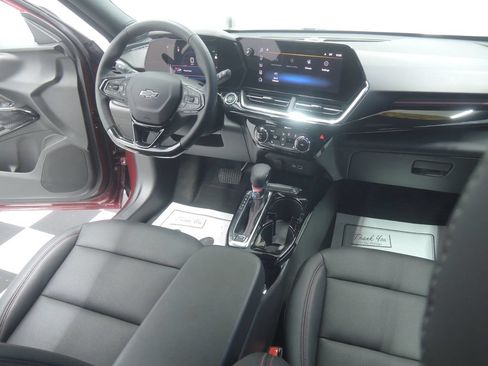 Used 2025 Chevrolet Trax RS FWD image 29