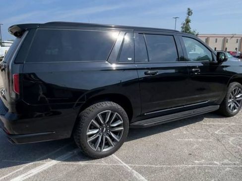 Used 2023 Cadillac Escalade ESV Sport AWD/4WD image 2