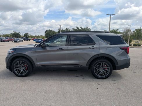 Used 2025 Ford Explorer ST-Line w/ ST-Line Street Pack AWD/4WD image 8