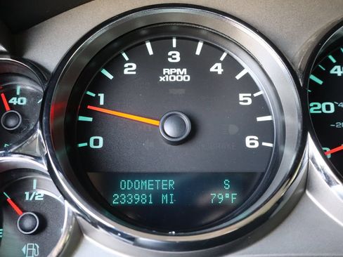 Used 2011 GMC Sierra 2500 SLE w/ Suspension Package, Off-Road AWD/4WD image 41