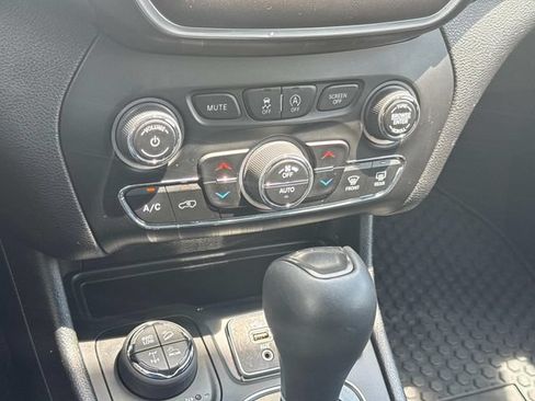 Used 2021 Jeep Cherokee Trailhawk AWD/4WD image 32