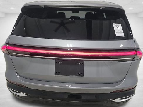 Used 2025 Lincoln Nautilus Premier image 4