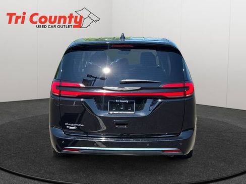 Used 2024 Chrysler Pacifica Touring-L FWD image 6