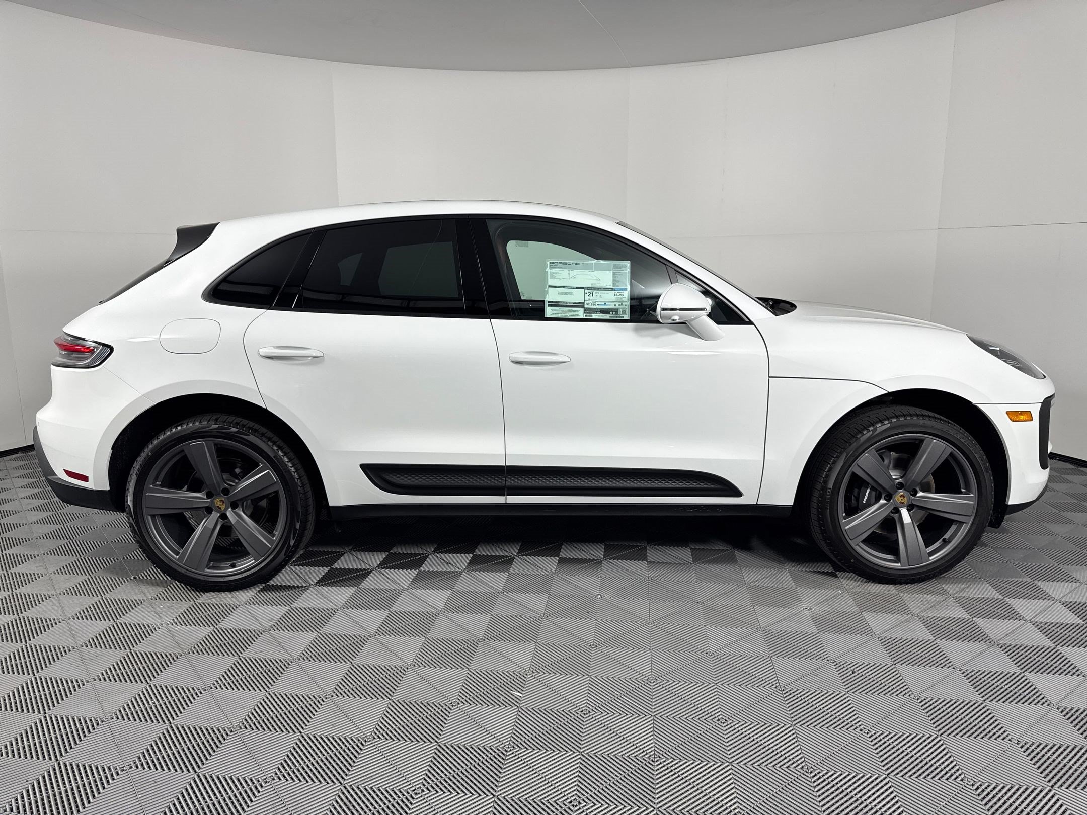 Certified 2026 Porsche Macan AWD/4WD image 8