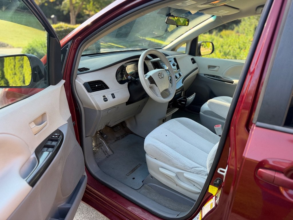 Used 2012 Toyota Sienna LE FWD image 10