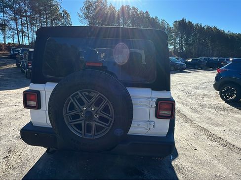 Used 2024 Jeep Wrangler Sport S image 9