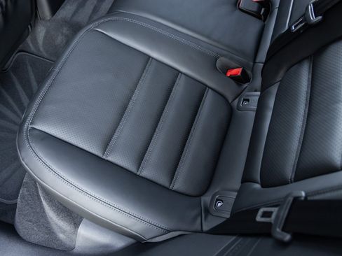 New 2026 Porsche Macan image 36