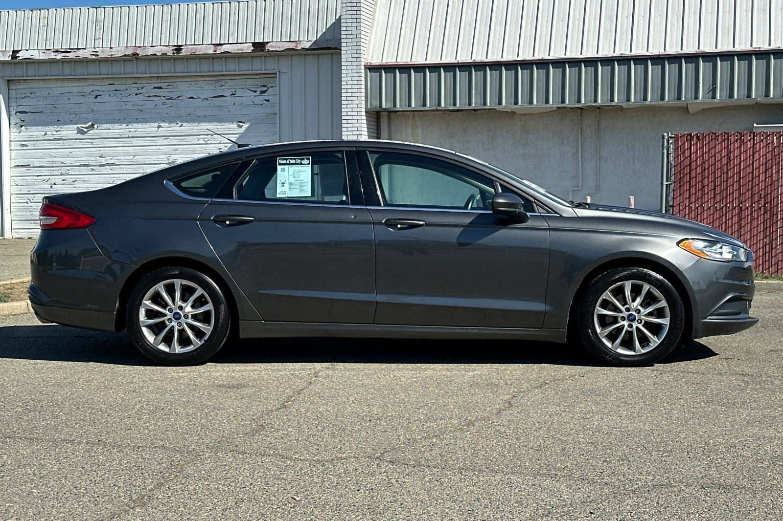 Used 2017 Ford Fusion SE w/ Fusion SE Technology Package FWD image 3