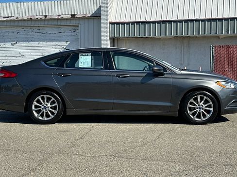 Used 2017 Ford Fusion SE w/ Fusion SE Technology Package FWD image 3