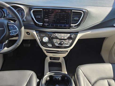Used 2023 Chrysler Pacifica Touring-L AWD/4WD image 16