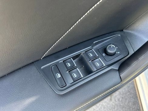 Used 2023 Volkswagen Tiguan SE w/ Panoramic Sunroof Package FWD image 43