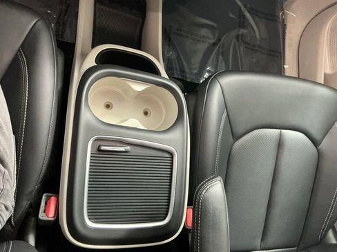 Used 2024 Chrysler Pacifica Touring-L image 29