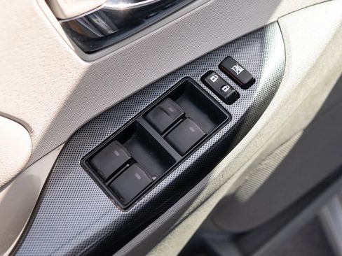 Used 2014 Toyota Sienna SE FWD image 38