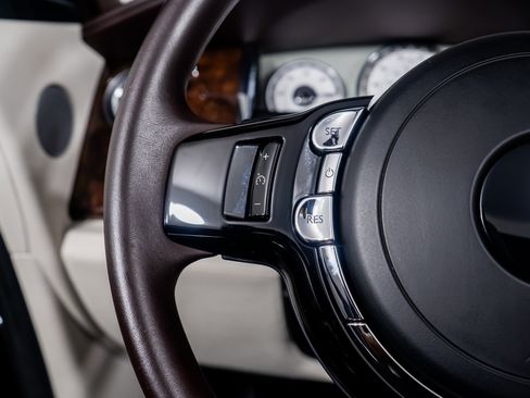 Used 2017 Rolls-Royce Dawn image 39