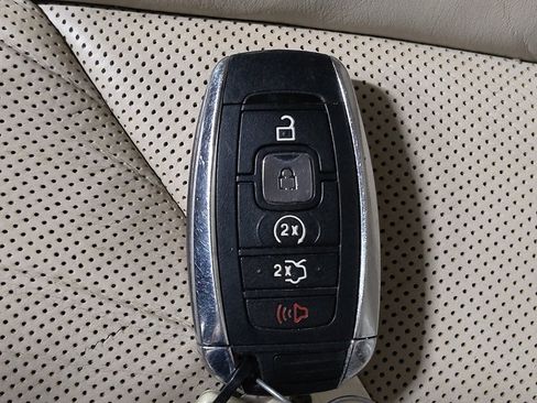 Used 2019 Lincoln Nautilus Reserve image 32