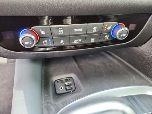 Used 2020 Buick Enclave Premium w/ Sun and Sites Package image 22