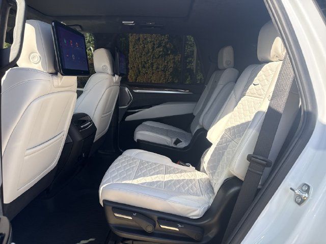 Used 2026 Cadillac Escalade Platinum Sport w/ LPO, Floor Liner Package AWD/4WD image 10