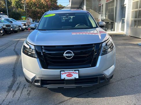 Used 2023 Nissan Pathfinder SV w/ SV Premium Package image 3