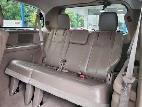 Used 2014 Chrysler Town & Country Limited w/ Luxury Group FWD image 26