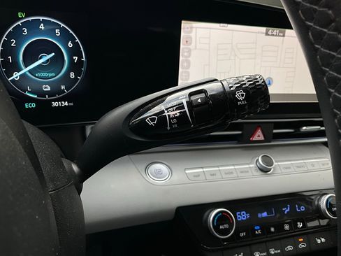 Used 2025 Hyundai Elantra Limited image 37