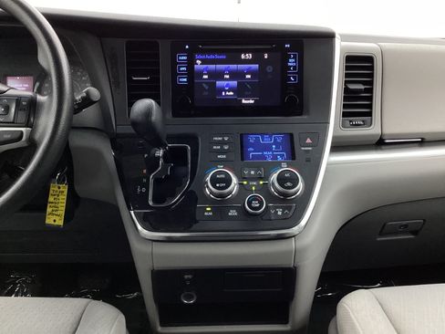 Used 2015 Toyota Sienna LE AWD/4WD image 28