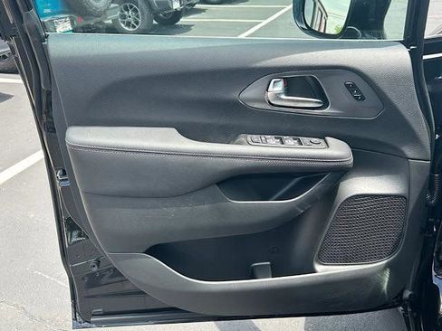 New 2025 Chrysler Pacifica Select FWD image 16