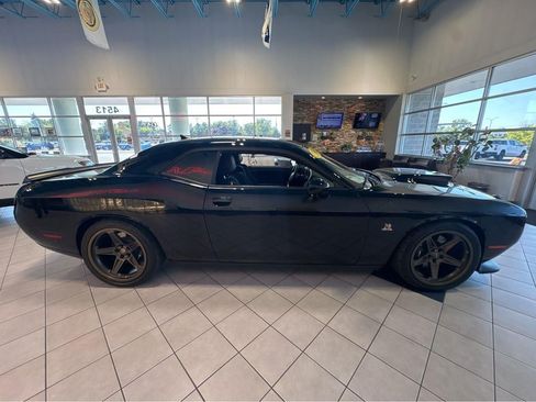 Used 2016 Dodge Challenger R/T Scat Pack w/ Leather Interior Group RWD image 17