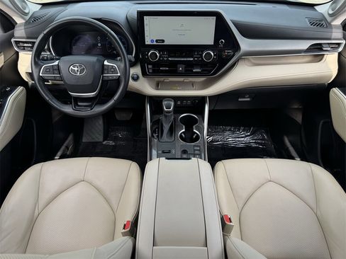 Used 2023 Toyota Highlander Limited image 9
