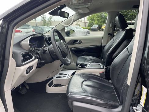 Used 2022 Chrysler Pacifica Touring-L FWD image 15