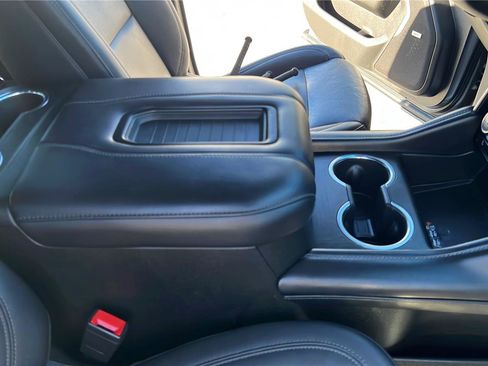 Used 2022 Chevrolet Suburban LT RWD image 18
