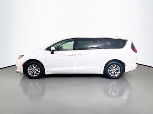 Used 2023 Chrysler Voyager LX FWD image 6