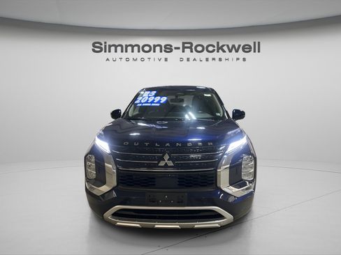 Used 2023 Mitsubishi Outlander SE image 2