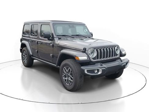Used 2025 Jeep Wrangler Sahara image 2