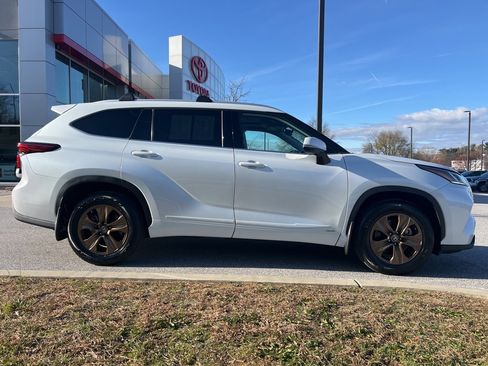 Used 2022 Toyota Highlander Bronze Edition image 2