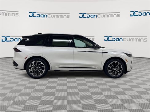 Used 2025 Lincoln Nautilus Reserve image 9