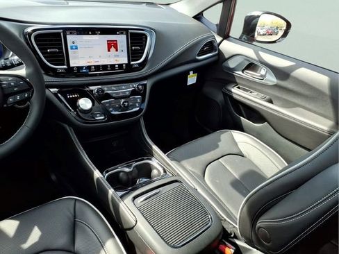 New 2026 Chrysler Pacifica Limited AWD/4WD image 13