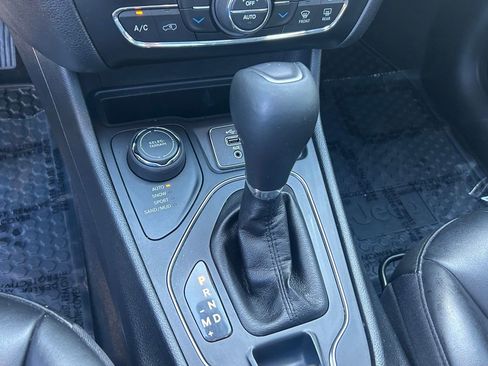 Used 2020 Jeep Cherokee Latitude Plus w/ Comfort/Convenience Group image 14