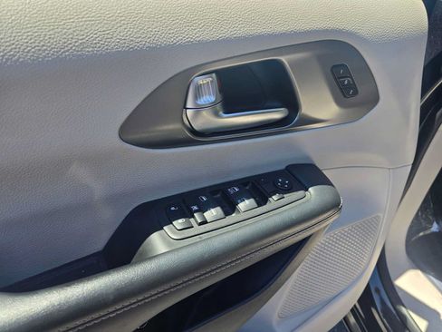 Used 2023 Chrysler Pacifica Touring-L FWD image 20