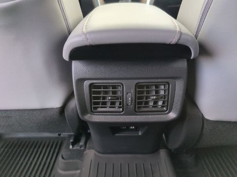 Used 2022 Toyota Venza XLE image 31