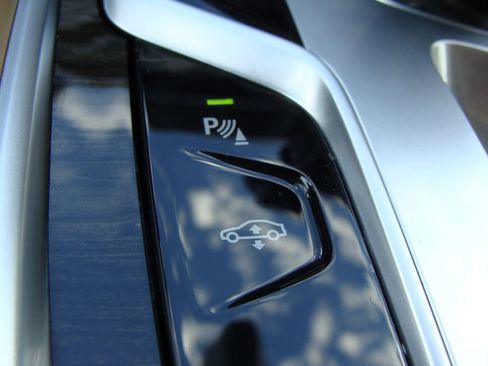 Used 2017 BMW 750i xDrive image 31