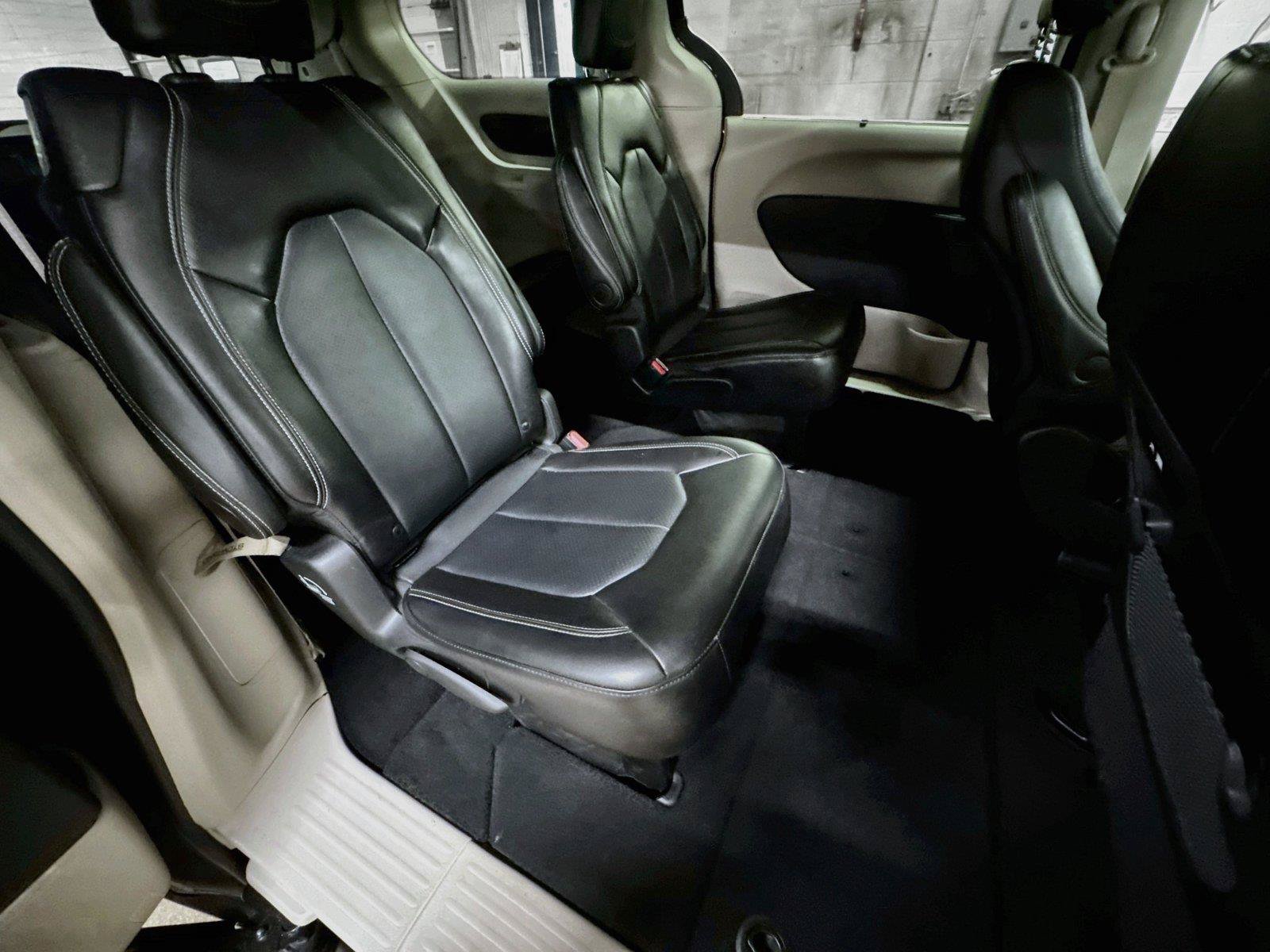 Used 2024 Chrysler Pacifica Touring-L FWD image 25