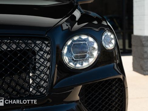 Used 2025 Bentley Bentayga AWD/4WD image 7
