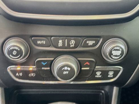 Used 2022 Jeep Cherokee Latitude image 18