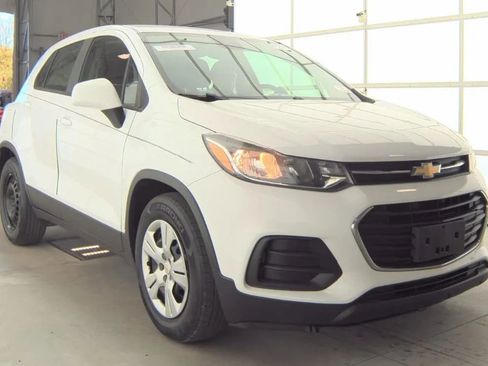 Used 2017 Chevrolet Trax LS FWD image 2