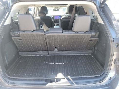 Used 2023 Toyota Highlander Platinum AWD/4WD image 9