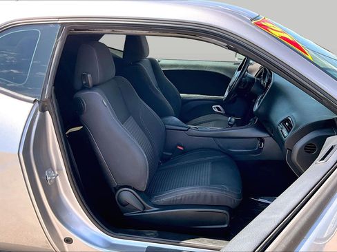 Used 2016 Dodge Challenger SXT RWD image 7
