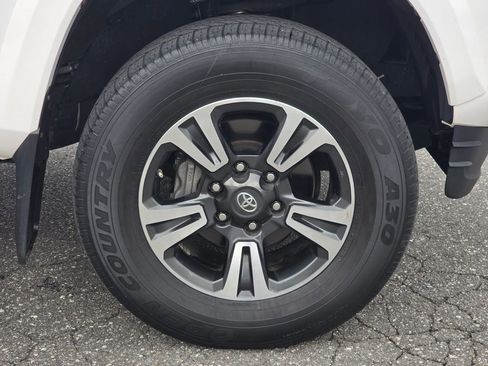 Used 2019 Toyota Tacoma TRD Sport AWD/4WD image 22