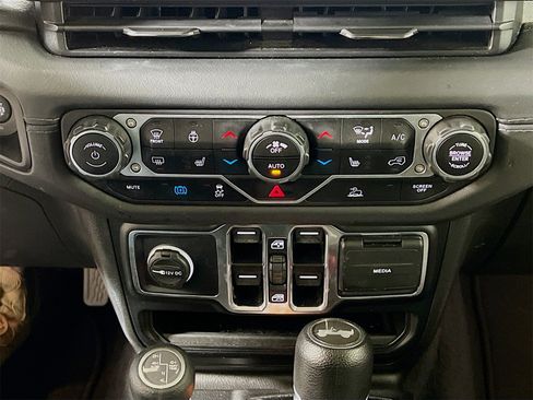 Used 2024 Jeep Wrangler Unlimited Sahara image 18