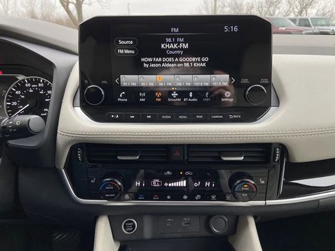 Used 2023 Nissan Rogue SL w/ SL Premium Package image 18